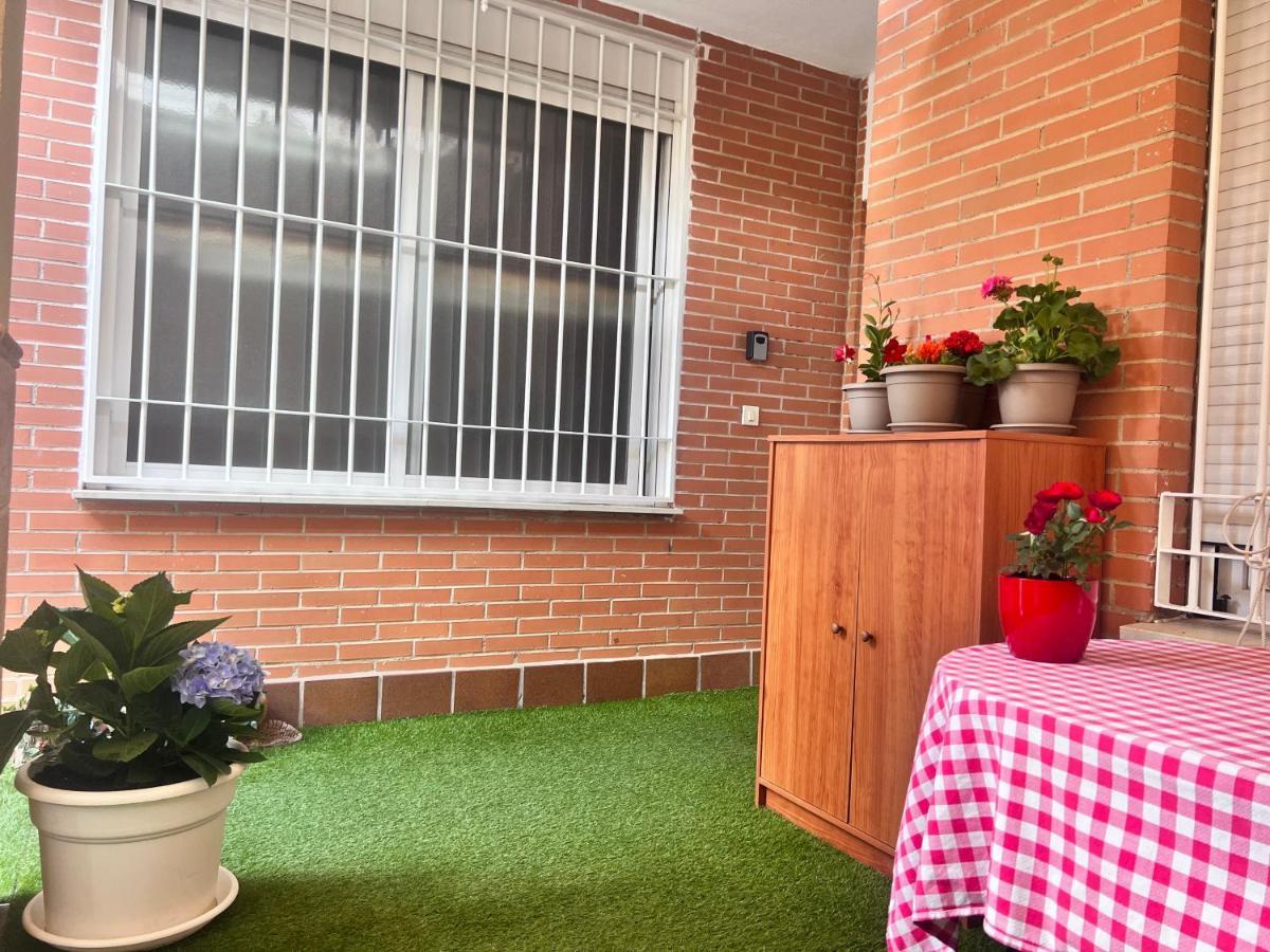 Casa Ideal Familias Y Grupos Con Balcones Exterior Soleada Patios Cerca Alhambra, Sierra Nevada, Rio Genil, Lancha Del Genil, Parque Llano Y Reloj Del Sol Con Barbacoas, Campo De Futbol, Circuito Gimnasia Apartment Granada Exterior photo